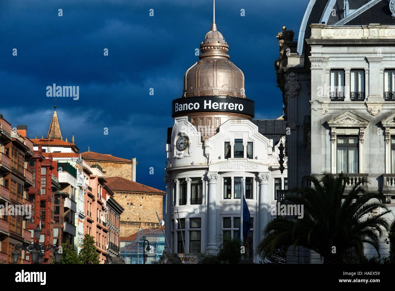 Herrero Bank im Zentrum der Stadt Oviedo, Asturien, Spanien. Eine der Stationen der Transcantabrico Gran Lujo Luxus zu trainieren. Stockfoto