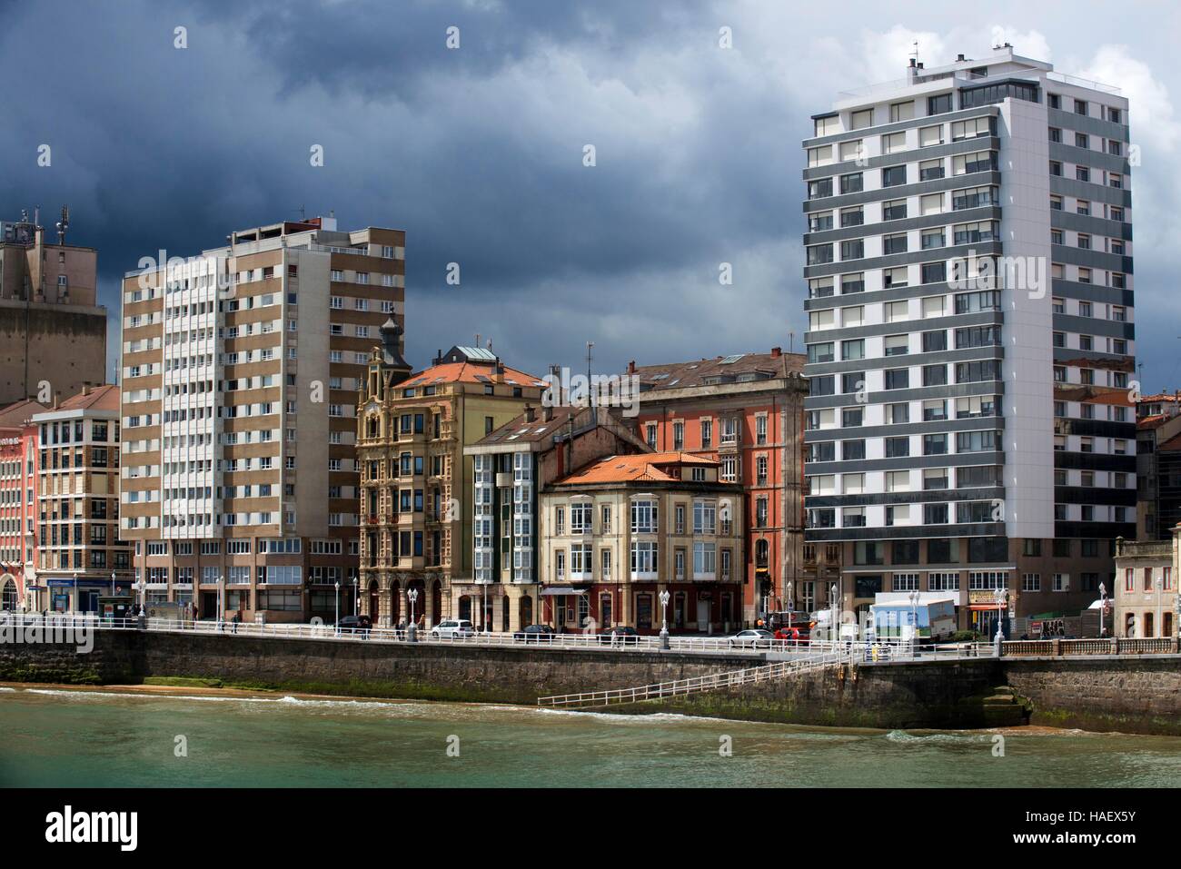 Blick auf das Meer und Strand von Gijon Xixon, Golf von Biskaya Golfo de Vizcaya, Asturien, Spanien. Eine der Stationen der Transcantabrico Gran Lujo Ei Stockfoto