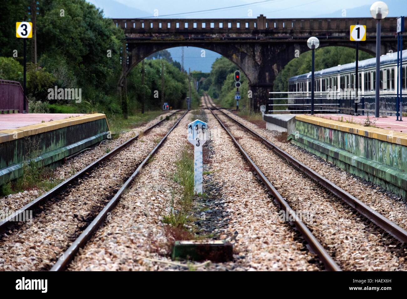 Außerhalb der Transcantabrico Gran Lujo Luxus Zug Travellong in Nord-Spanien und Europa. Bei Ribadeo Bahnhof, Galicien, Spanien gestoppt. Stockfoto