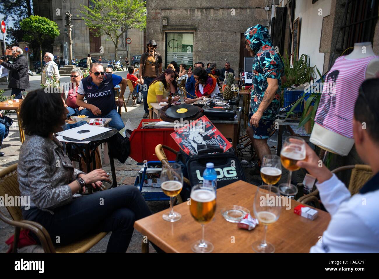 La Radio, live-Musik, dj. Altstadt, Santiago De Compostela, UNESCO World Heritage Site, Galicien, Spanien. Die letzte Station der Transcantabrico Gran Lujo Stockfoto