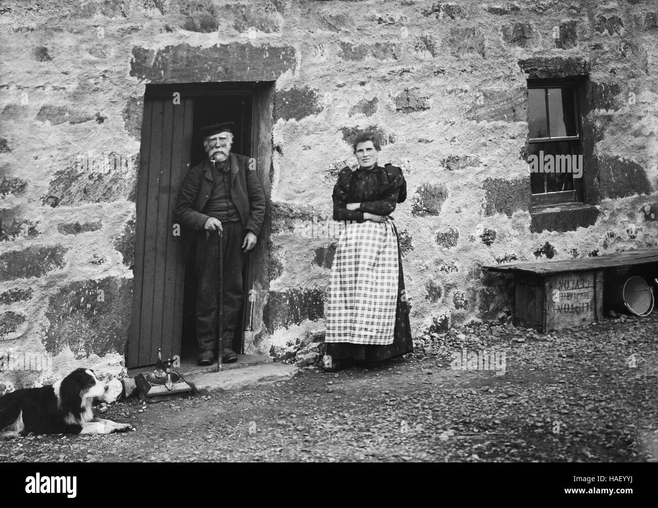 Mann und Frau paar außerhalb Stein Landhaus in Schottisches Hochland 1910 Stockfoto