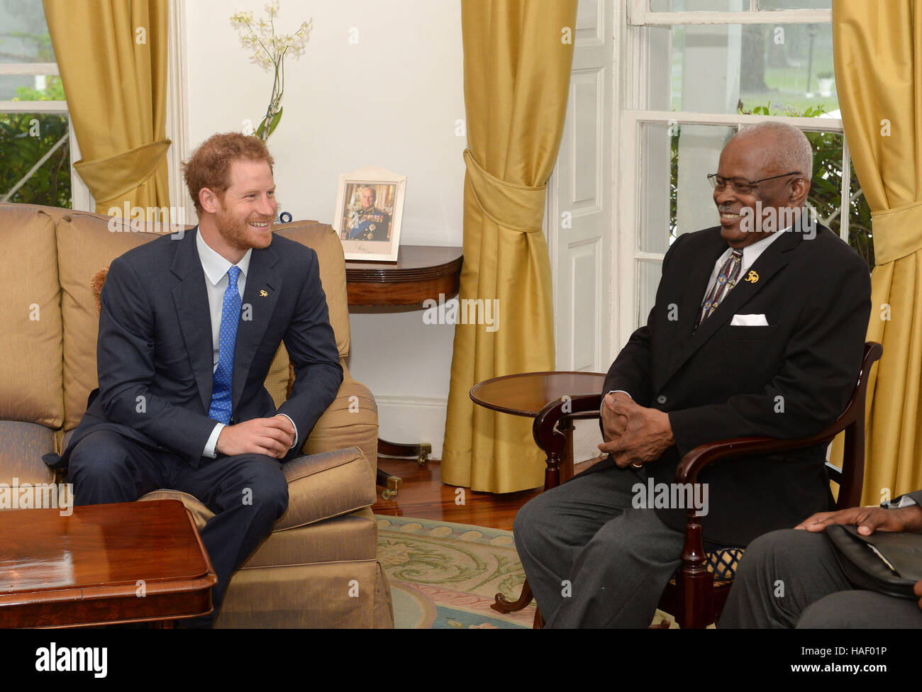 Prinz Harry bei einem Treffen mit dem Gouverneur General Sir Elliott Belgrave (rechts), nach der Ankunft auf Barbados, vor den Feierlichkeiten anlässlich des 50. Jahrestages der Unabhängigkeit von Barbados'. Stockfoto