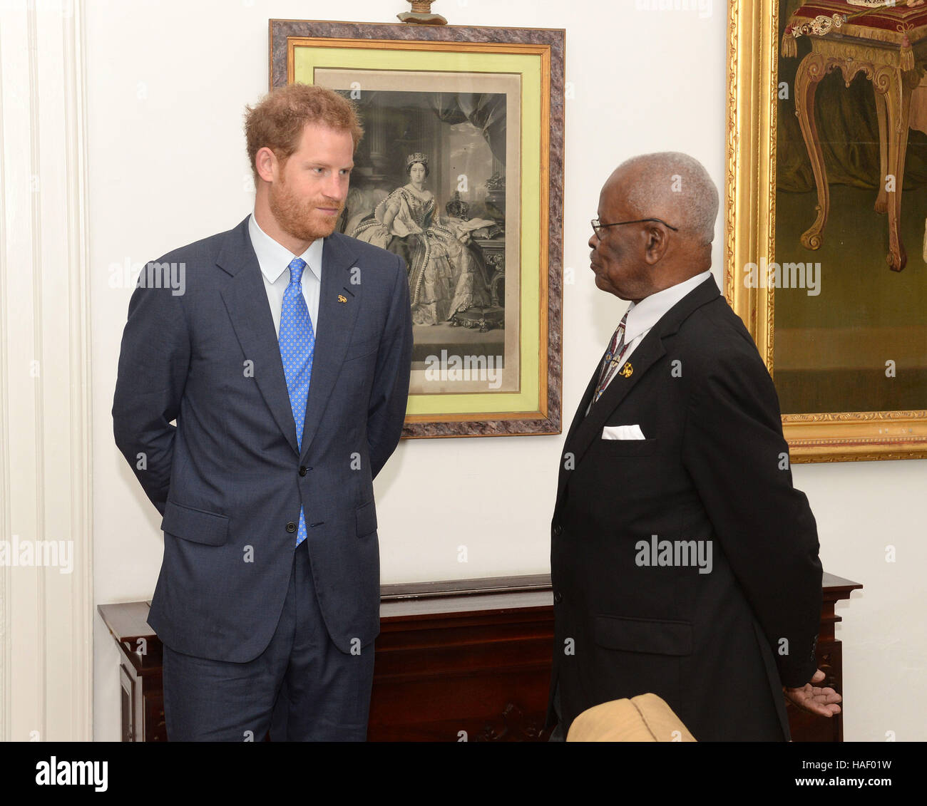 Prinz Harry bei einem Treffen mit dem Gouverneur General Sir Elliott Belgrave (rechts), nach der Ankunft auf Barbados, vor den Feierlichkeiten anlässlich des 50. Jahrestages der Unabhängigkeit von Barbados'. Stockfoto
