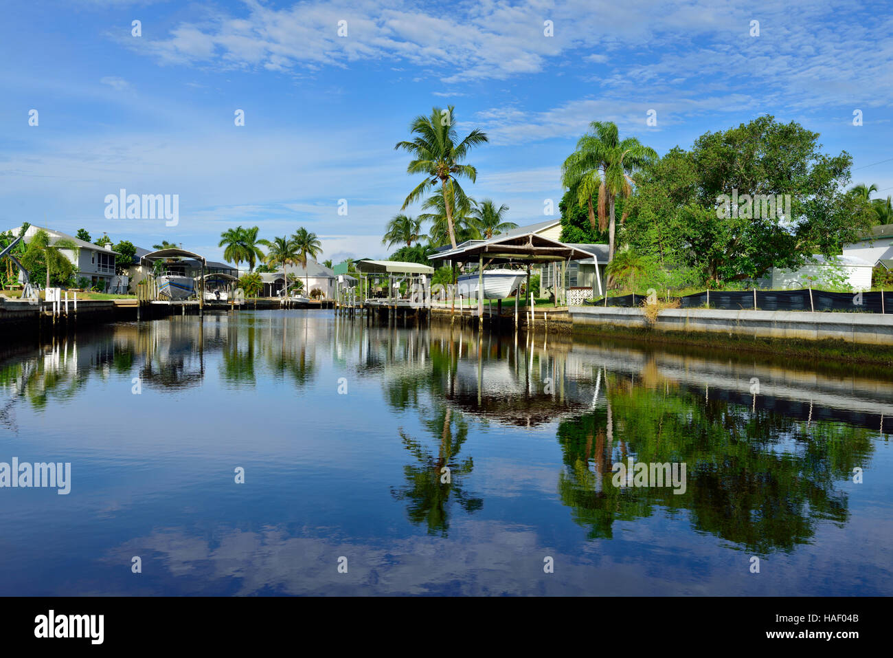 Kanal in Wohngegend mit Docks und Boote auf Grund von Hausgärten, St. James City, Florida Stockfoto