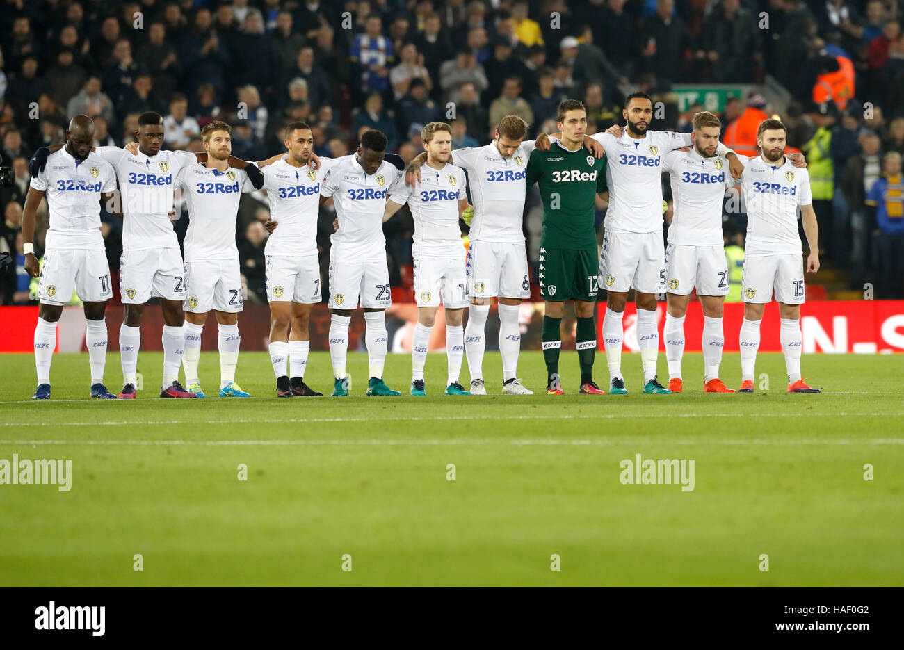 Leeds United Spieler Beobachten Eine Minuten Stille Fur Die Columbia Flugzeugkatastrophe Bevor Die Efl Cup Letzte Quartal An Der Anfield Road Liverpool Entsprechen Stockfotografie Alamy