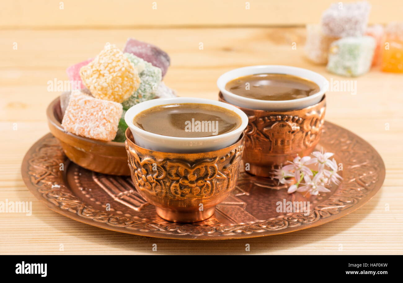 Kaffee und Turkish Delight in Kupfer Küchenutensilien Stockfoto