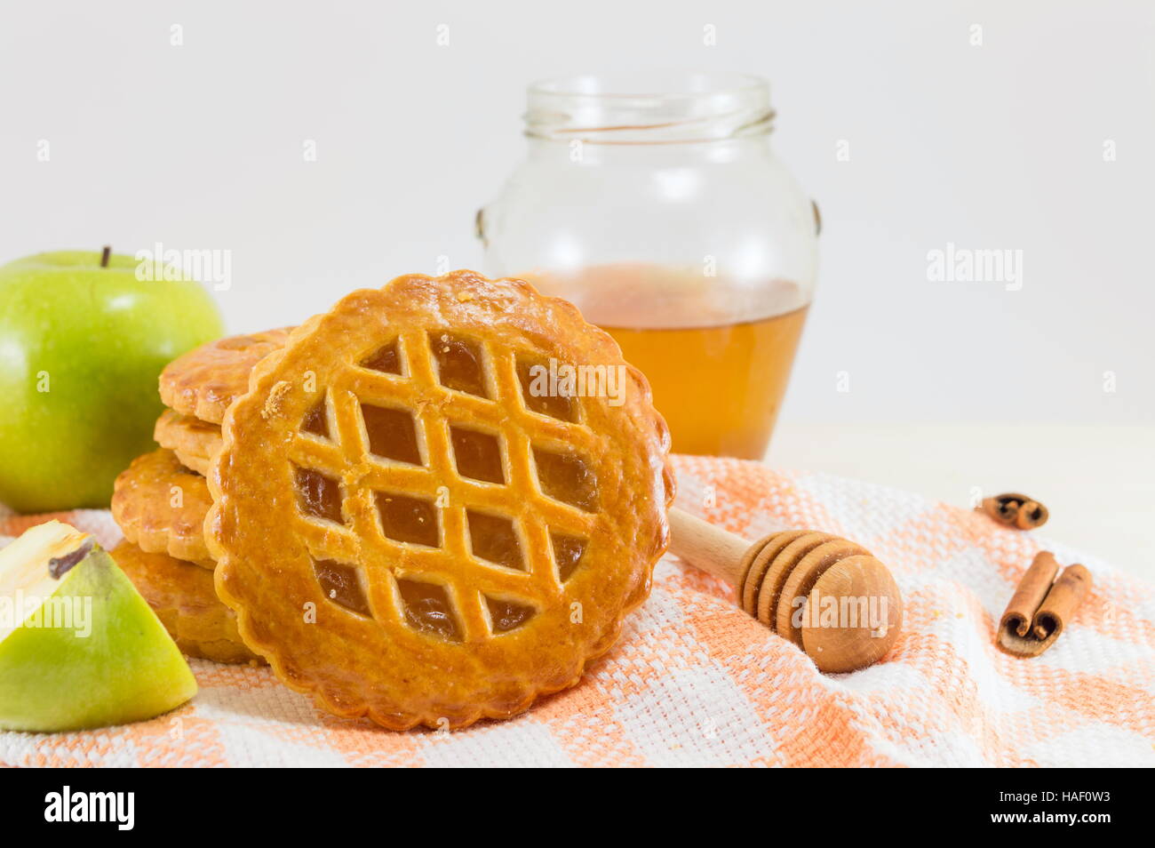 Süßer Apfelkuchen runde Kekse mit Obst, Zimt und Honig Stockfoto