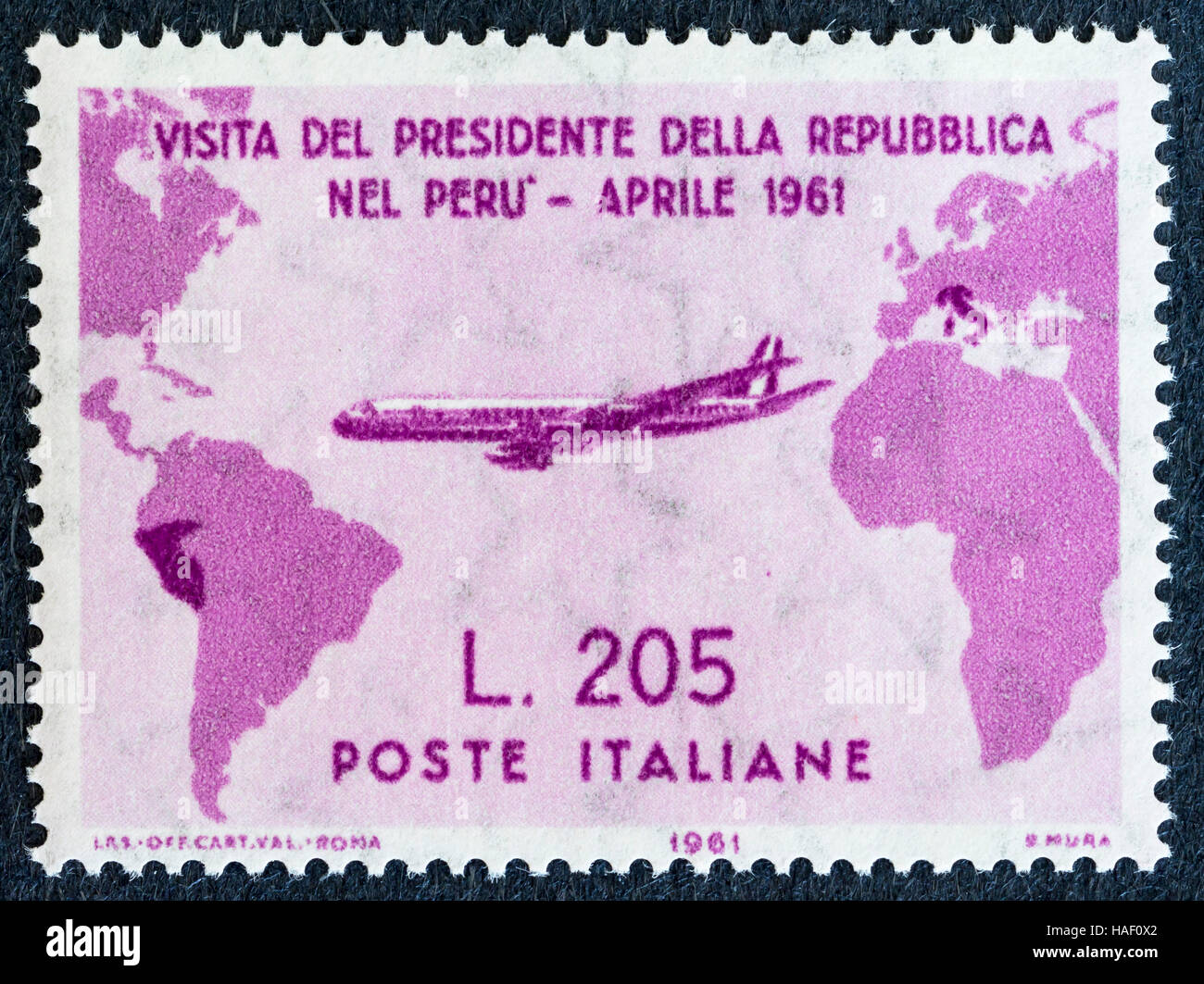 Biella, Italien - 26. November 2016. Seltene Briefmarke "Gronchi Rosa", Darstellung des Besuchs von Präsident Gronchi in Peru im April 1961 Stockfoto