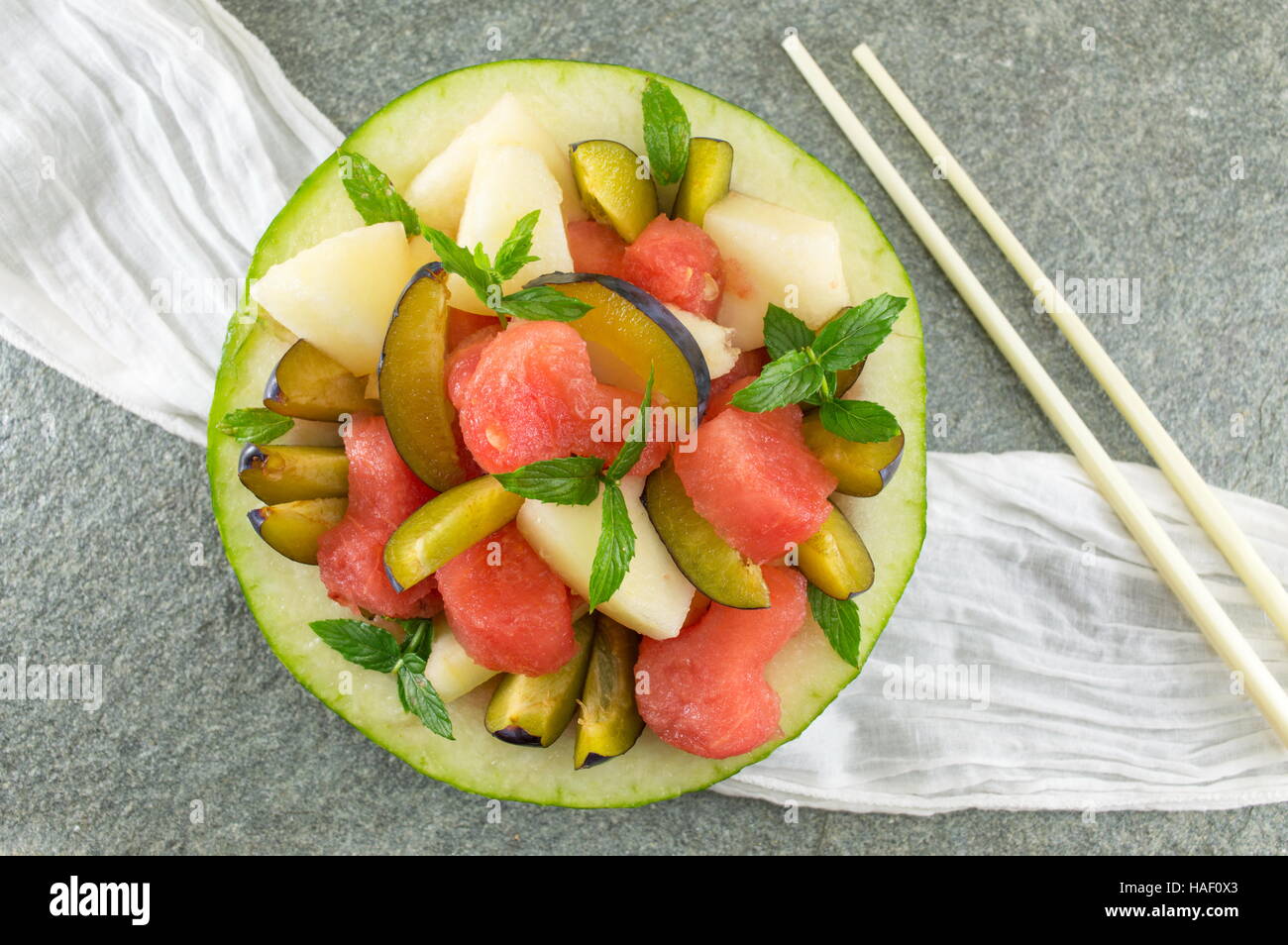 Obstsalat mit Herzform Watermellon Scheiben in eine Melone serviert Stockfoto