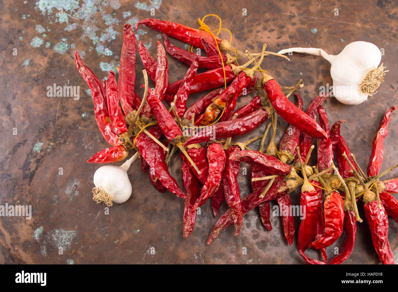 Knoblauch und Paprika auf Stein Hintergrund Stockfoto