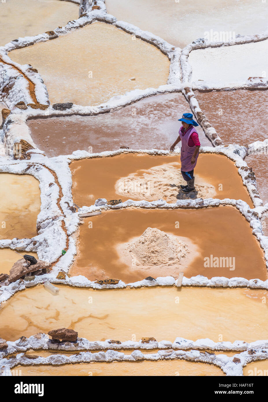 SALINAS DE MARAS, PERU - 12. Oktober 2015: Arbeitnehmer, die Gewinnung von Salz in Salinas de Maras, in der Nähe von vom Menschen verursachten Salzminen Cusco, Peru Stockfoto