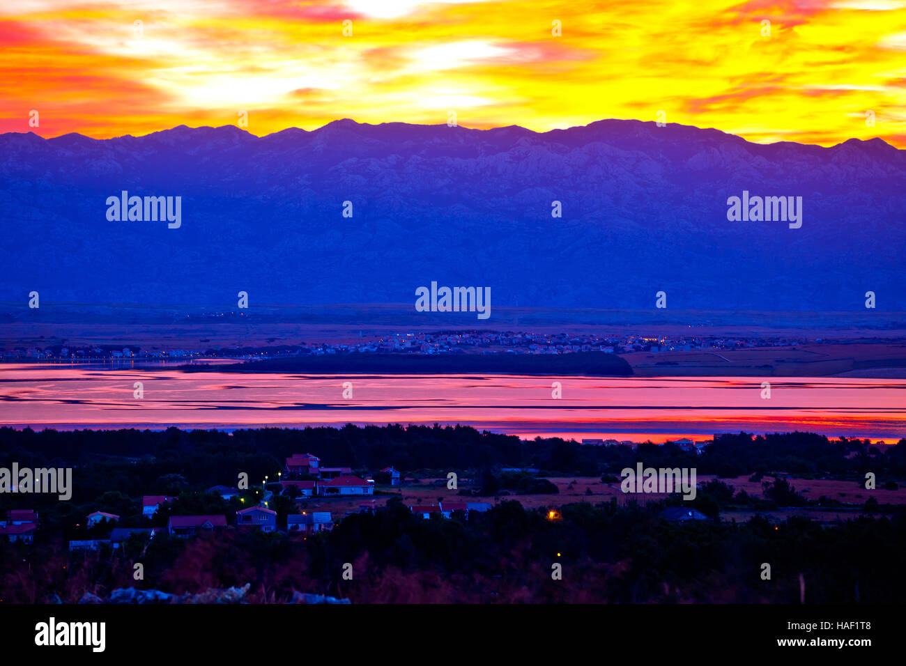 Vir und Pag Inseln in der Morgendämmerung mit Gebirgshintergrund Velebit, Dalmatien, Kroatien Stockfoto