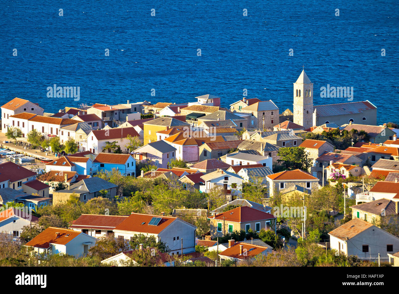 Grünen und blauen Meer, Ansicht der Stadt von Vinjerac Watefront Ansicht, Dalmatien, Kroatien Stockfoto