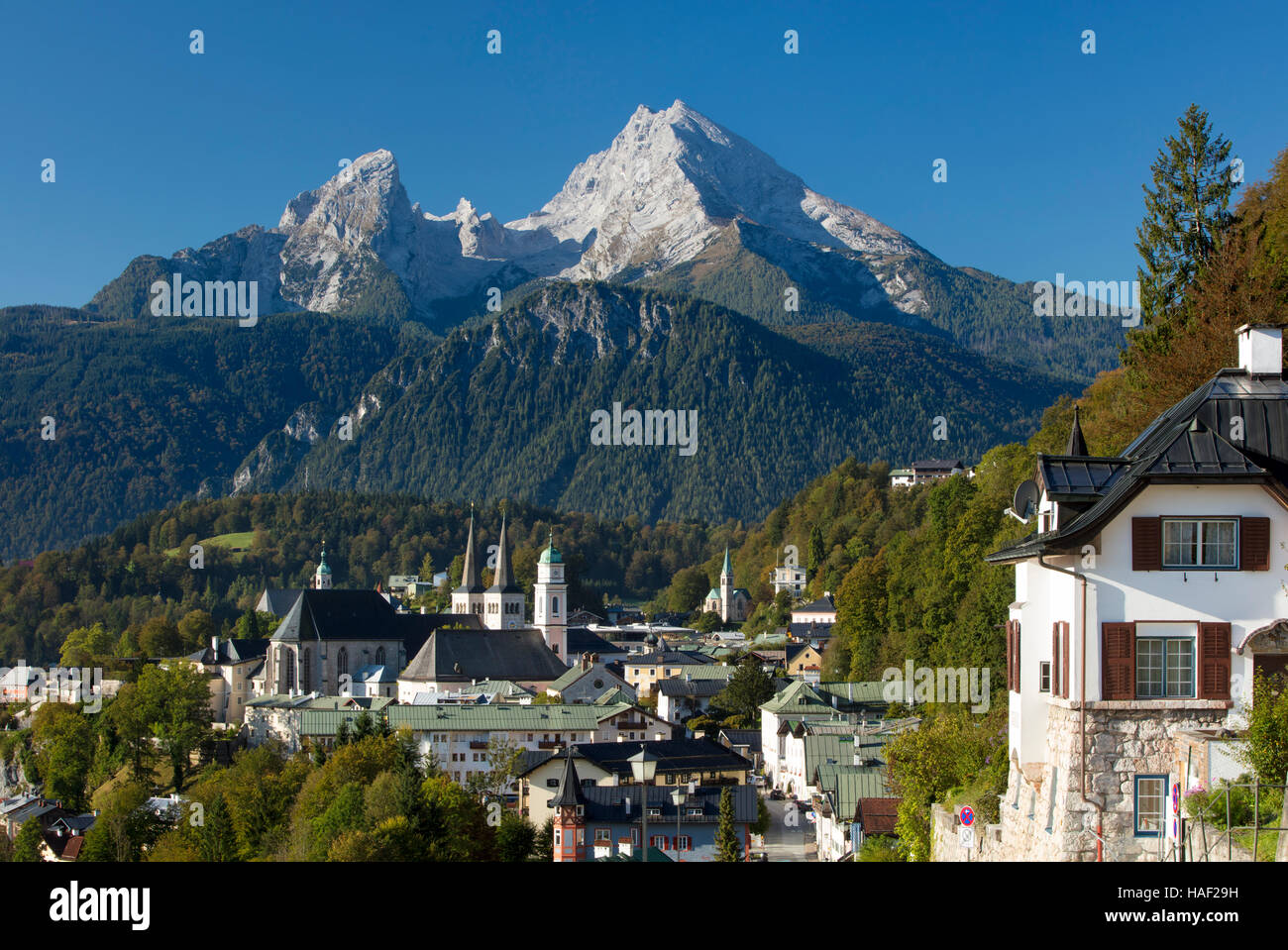Mt Watzmann Webstühle über der Stadt Berchtesgaden, Bayern, Deutschland Stockfoto