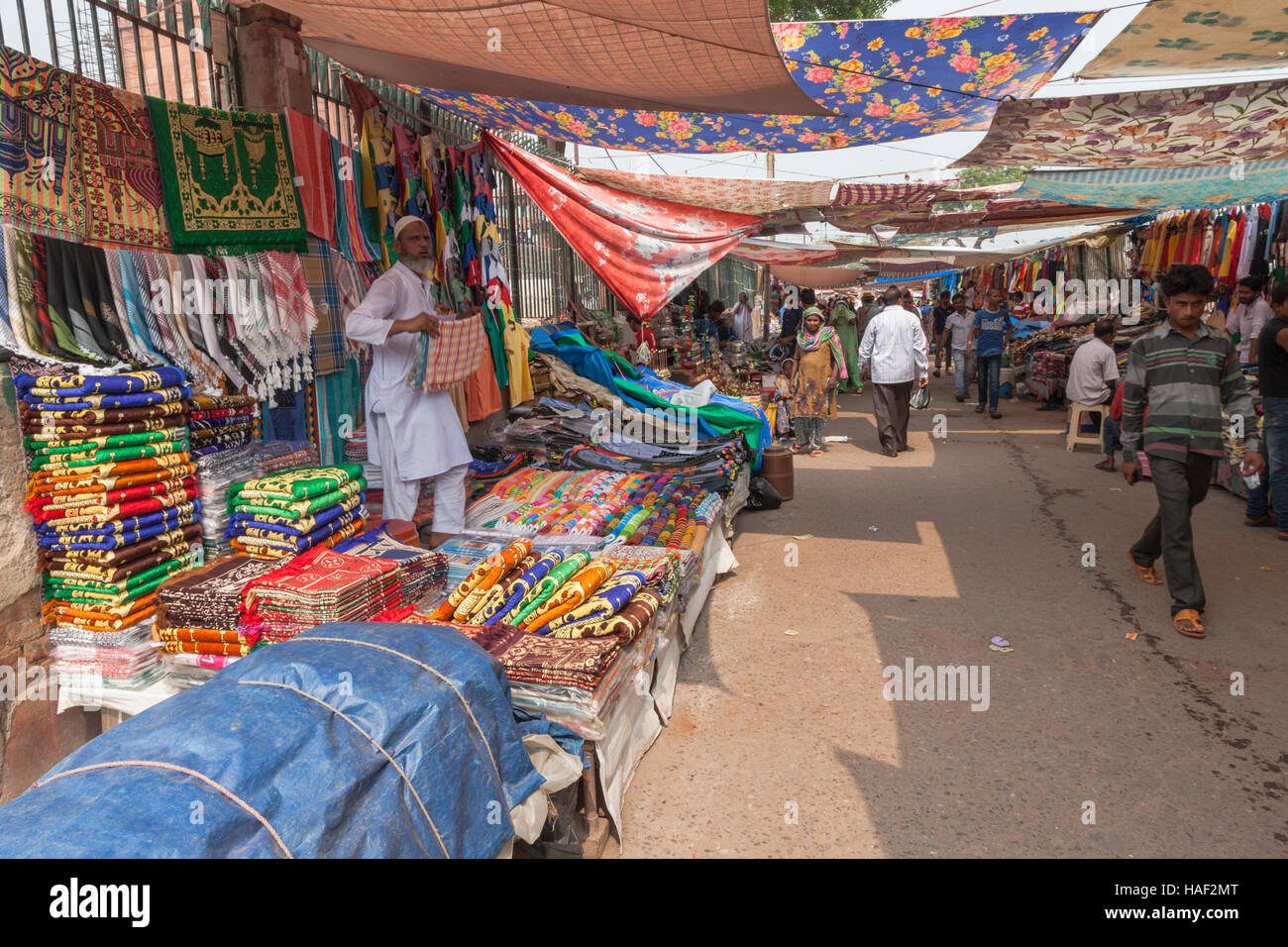 Outdoor-Markt-Szene, Alt-Delhi, Indien, mit Ständen, Verkauf von Textilien und Bekleidung Stockfoto