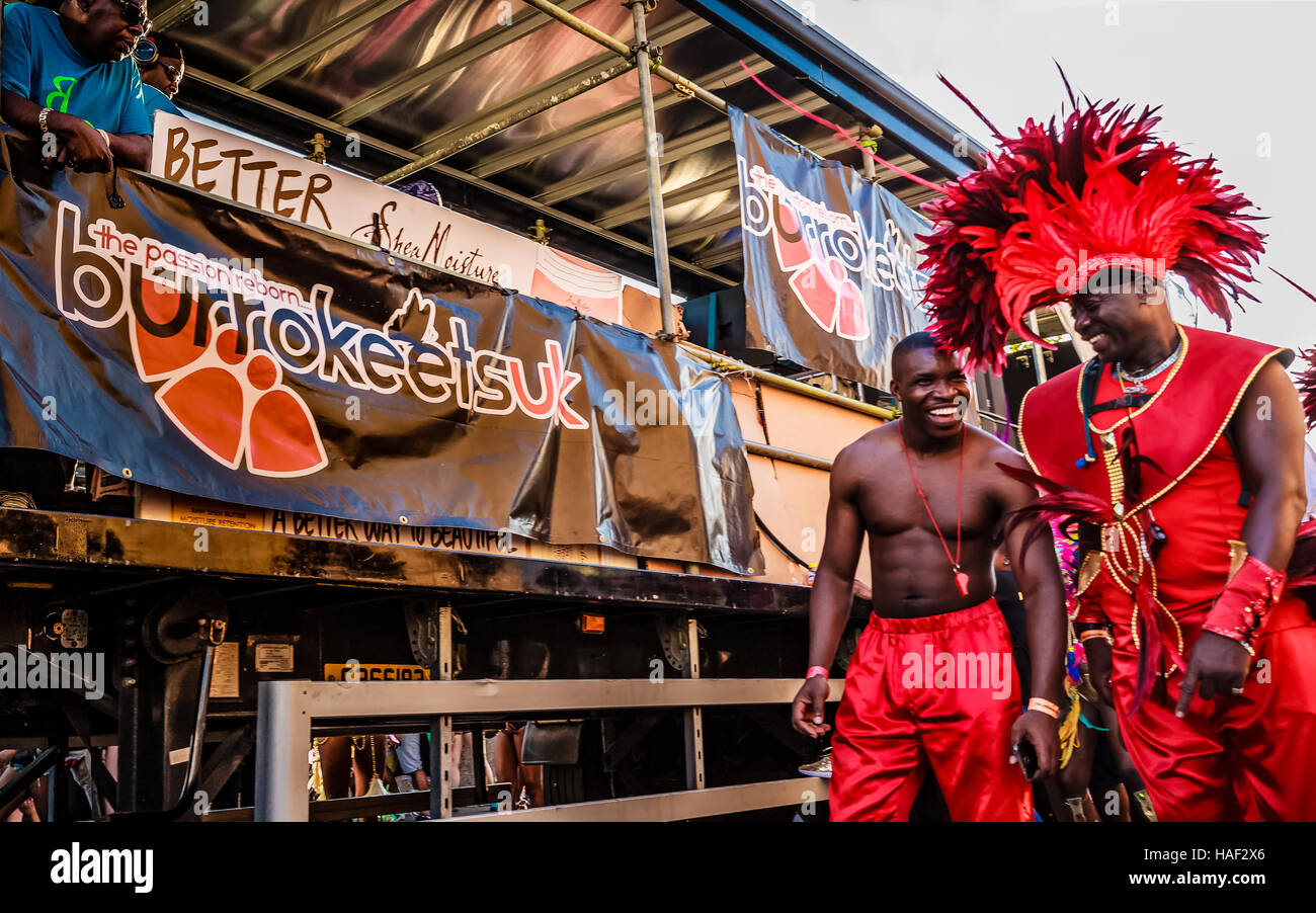 Nachtschwärmer aus dem Burrokeets UK-Mas-Band Notting Hill Karneval 2016 Präsentation, Sassy Crazy Cool. Stockfoto