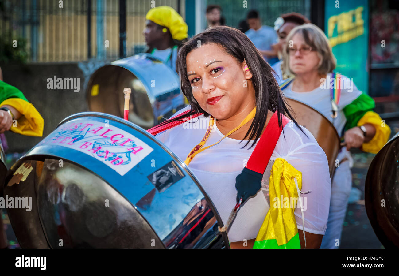 Mitglieder der Nostalgie-Steelband ausführen während der Streetparade Notting Hill Karneval 2016. Stockfoto