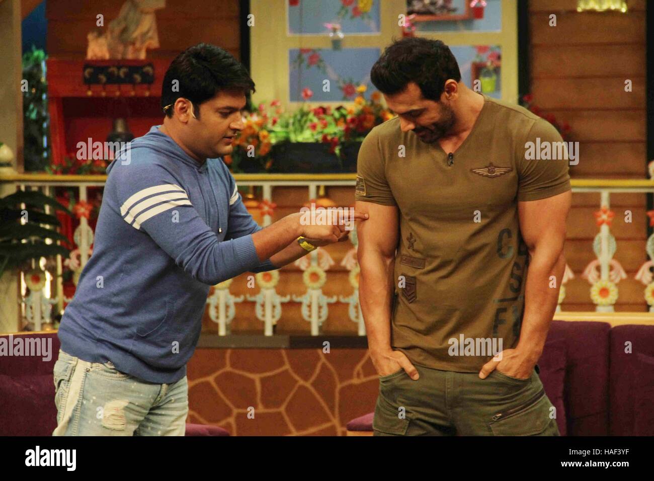 Stand-up Comedian Kapil Sharma Bollywood-Schauspieler John Abraham Förderung des Films Force 2 sets von The Kapil Sharma zeigen Mumbai Stockfoto