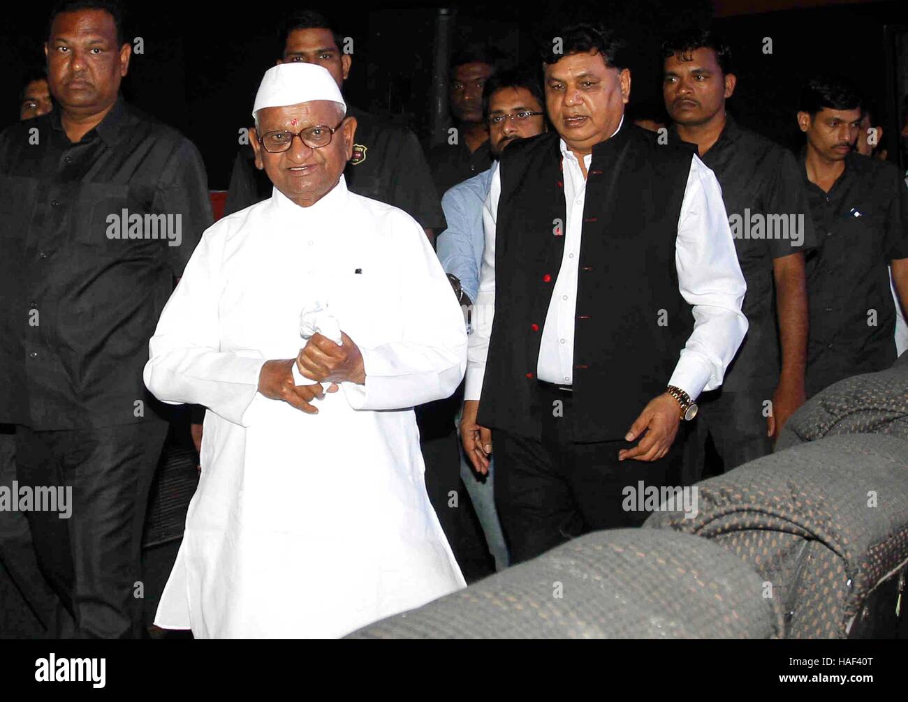 Sozial-Aktivist Anna Hazare während des Starts der Trailer des Films Anna: Kisan Handwerk Hazare in Mumbai, Indien am 24. September 2016. Stockfoto