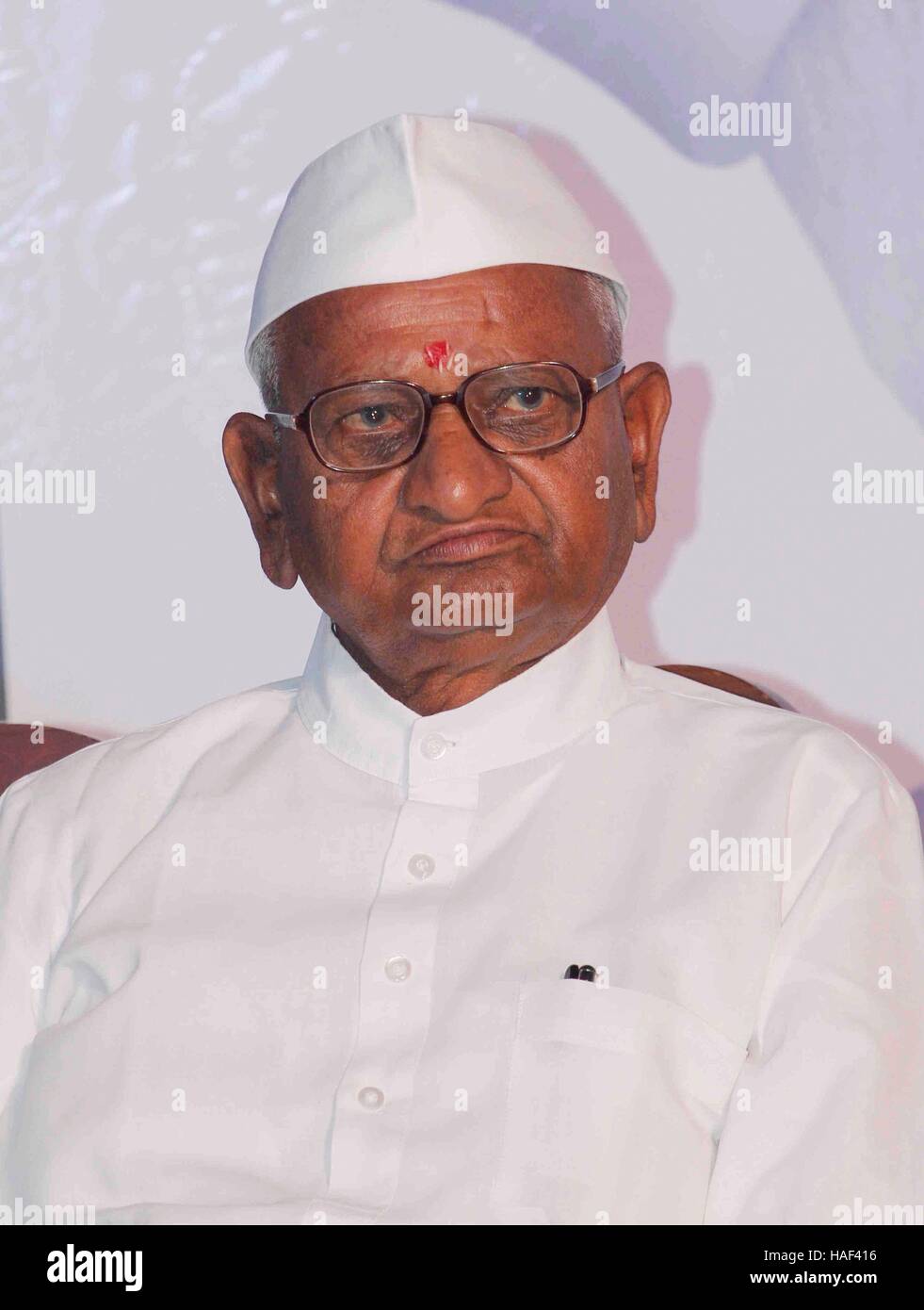 Sozial-Aktivist Anna Hazare während des Starts der Trailer des Films Anna: Kisan Handwerk Hazare in Mumbai, Indien Stockfoto