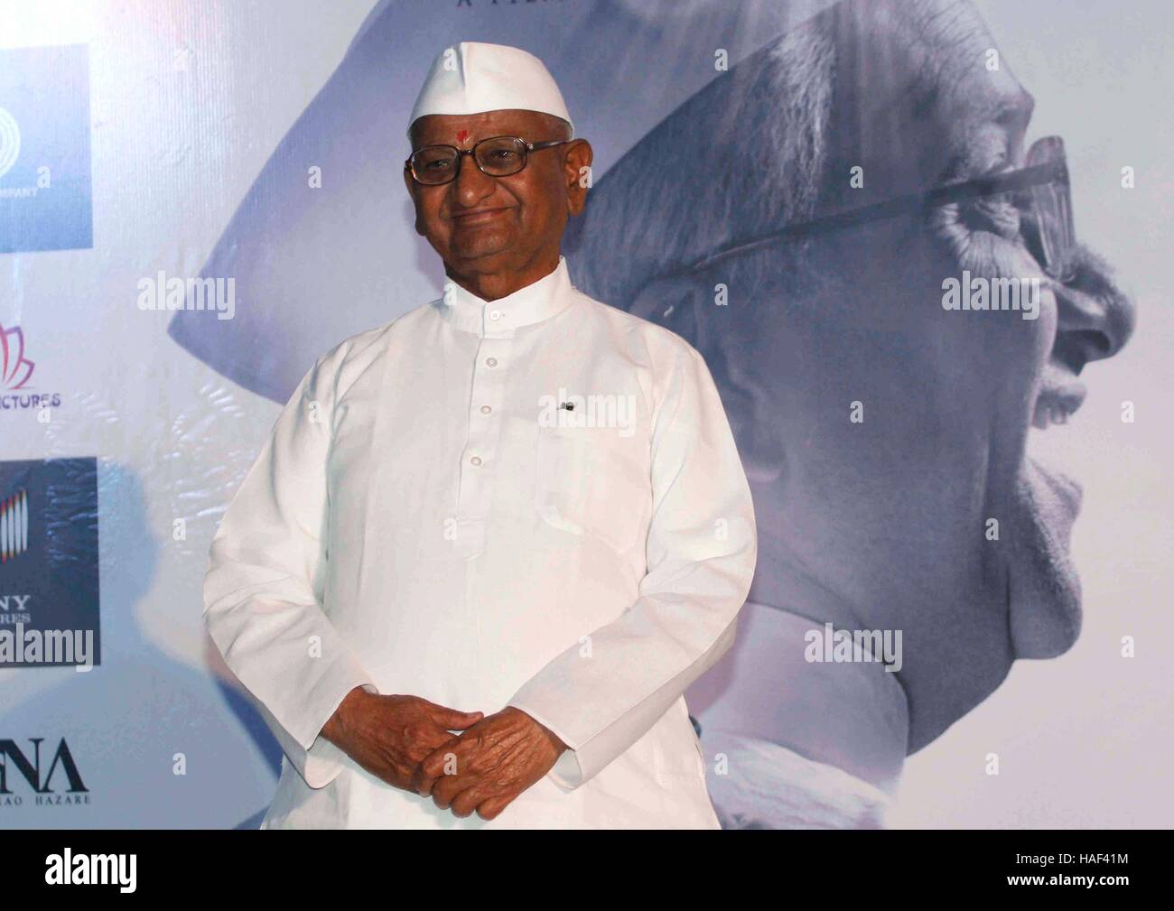Sozial-Aktivist Anna Hazare während des Starts der Trailer des Films Anna: Kisan Handwerk Hazare in Mumbai, Indien am 24. September 2016. Stockfoto