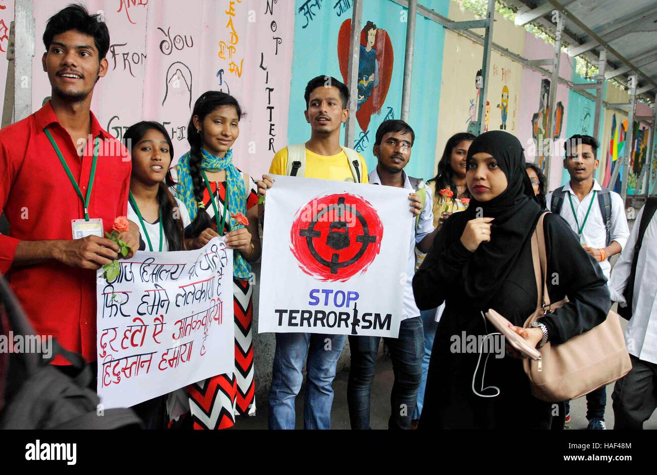 Schüler von Guru Nanak Schule Bühne einen Protest gegen den Terrorismus auf den Guru Tegh Bahadur Bahnhof in Mumbai, Stockfoto
