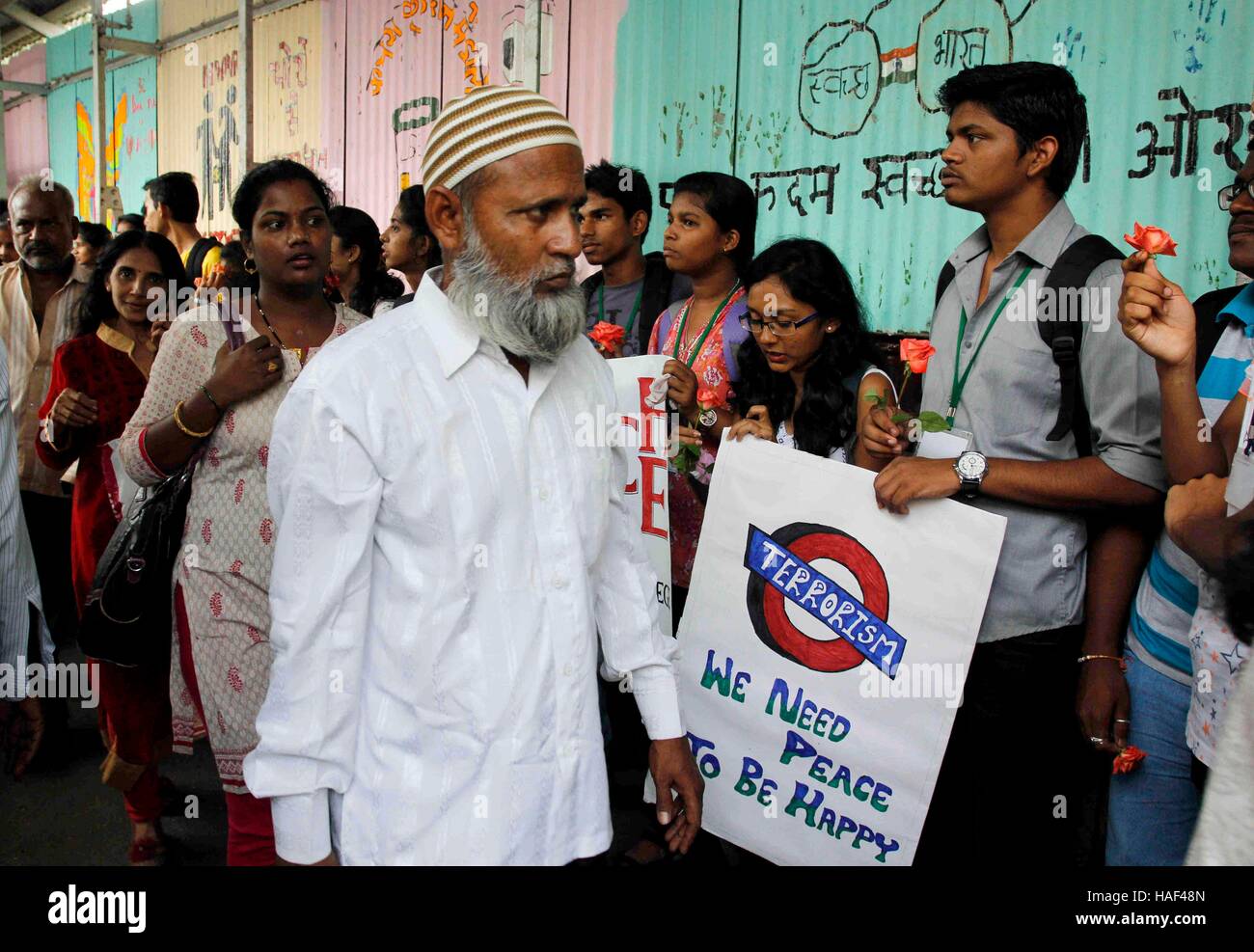 Schüler von Guru Nanak Schule Bühne einen Protest gegen den Terrorismus auf den Guru Tegh Bahadur Bahnhof in Mumbai, Stockfoto