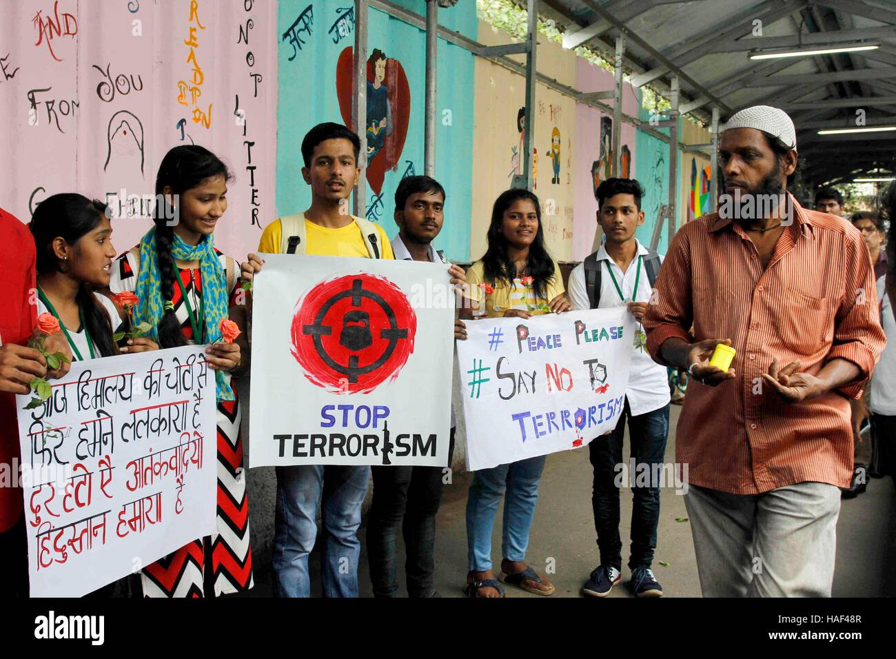 Schüler von Guru Nanak Schule Bühne einen Protest gegen den Terrorismus auf den Guru Tegh Bahadur Bahnhof in Mumbai Stockfoto
