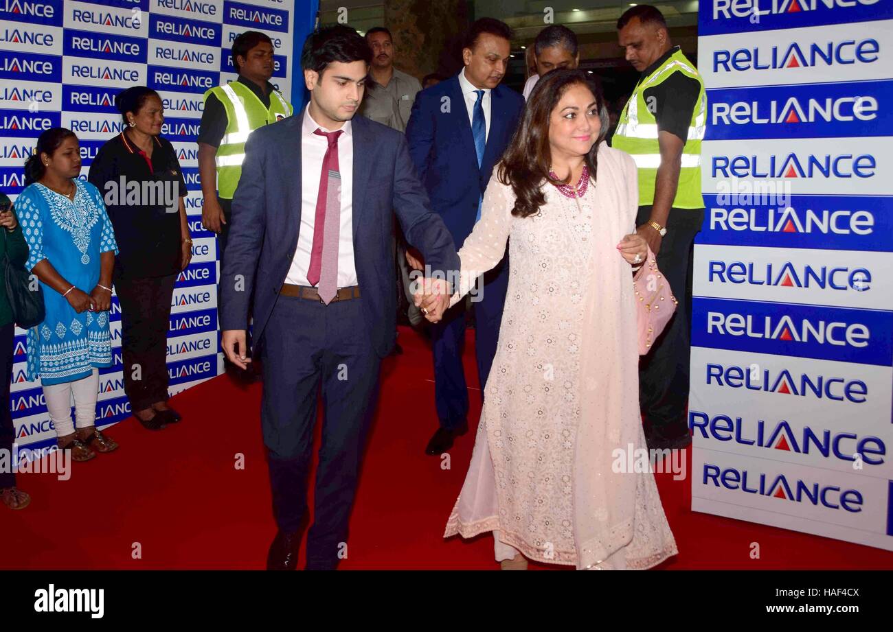 Jai Anmol Ambani, zusätzlicher Direktor Vertrauen-Kapital zusammen mit seiner Mutter Tina Ambani während Reliance Capital AGM Mumbai Stockfoto