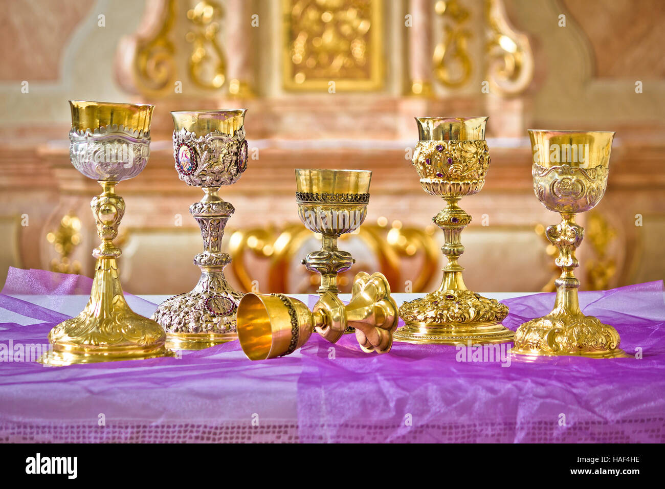 Goldener Heiliger Gral zu Kirche Altar sehen, religiöse Einrichtungen Stockfoto