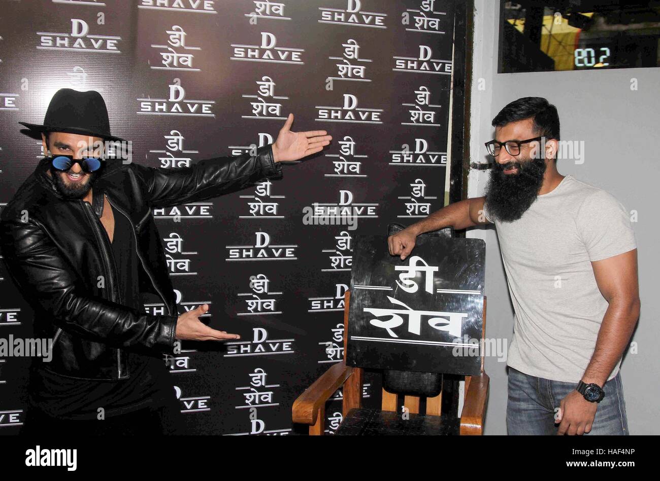 Bollywood-Schauspieler Ranveer Singh während der Einführung des neuen Zeitalters Friseur D rasieren, in Mumbai, Indien am 27. September 2016. Stockfoto