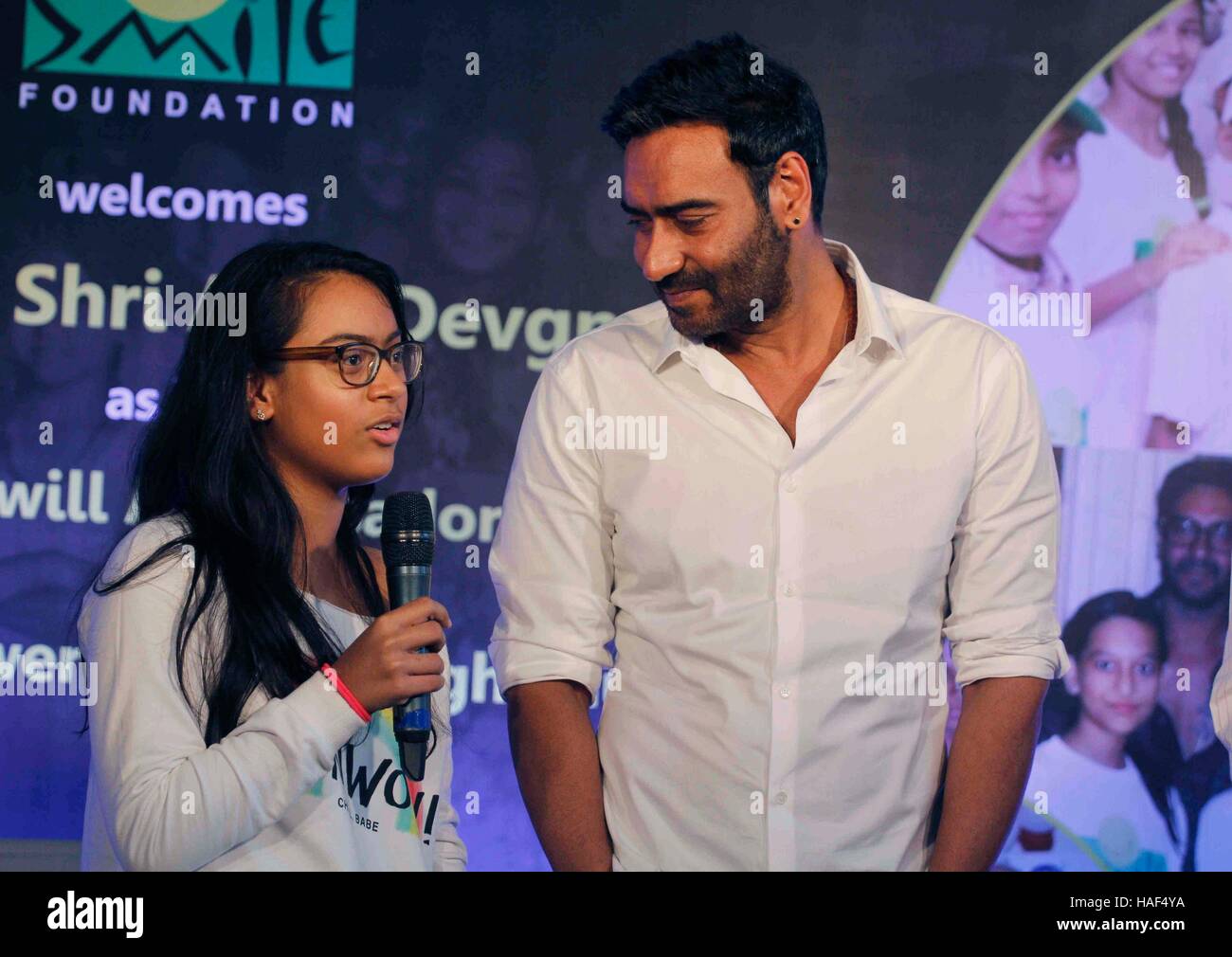 Bollywood-Schauspieler Ajay Devgn Tochter Nysa Pressekonferenz der Smile Foundation verkünden neue Kampagne sie können fliegen Mumbai Stockfoto