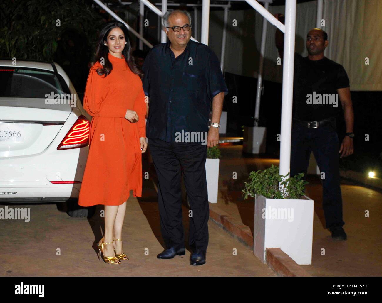 Bollywood-Filmemacher Boney Kapoor mit seiner Frau und Schauspieler Sridevi während Rima Jain 60. Geburtstagsfeier in Mumbai Stockfoto