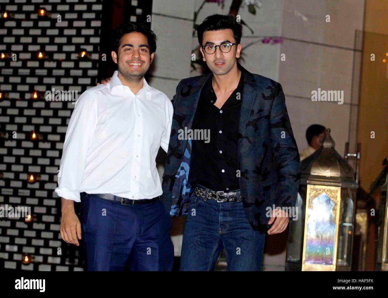 Bollywood-Schauspieler Ranbir Kapoor Sohn Akash Ambani Mukesh Ambani Residenz Antilia treffen Clubbesitzer ISL Mumbai Stockfoto
