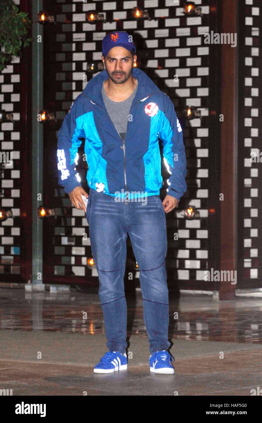 Bollywood-Schauspieler Varun Dhawan kommt industrieller Mukesh Ambani Residenz Antilia treffen Clubbesitzer ISL Mumbai Stockfoto