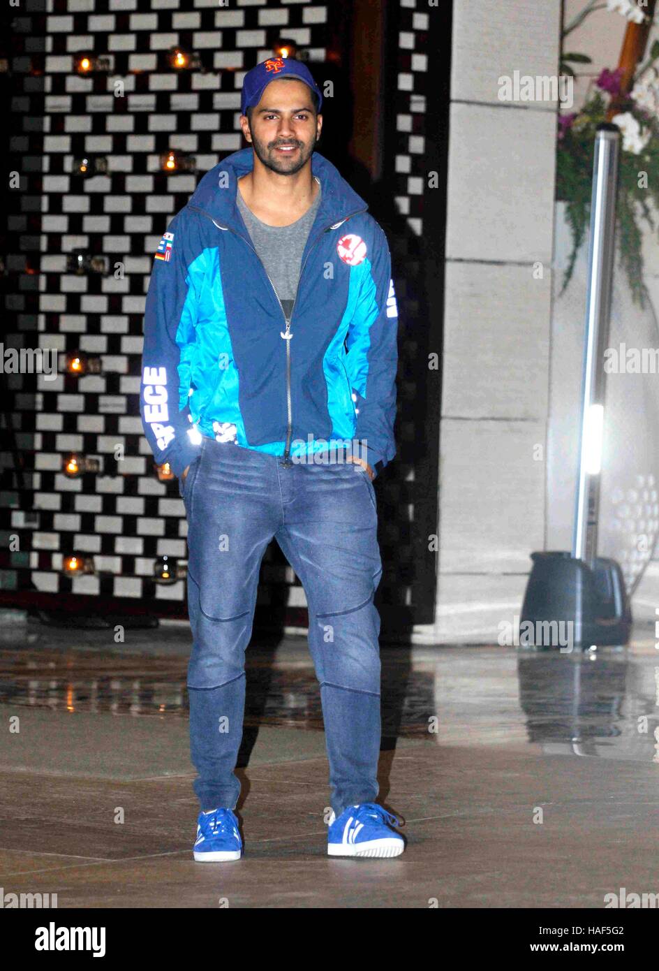 Bollywood-Schauspieler kommt Varun Dhawan bei industriellen Mukesh Ambani Residenz Antilia treffen Clubbesitzer ISL Mumbai Stockfoto