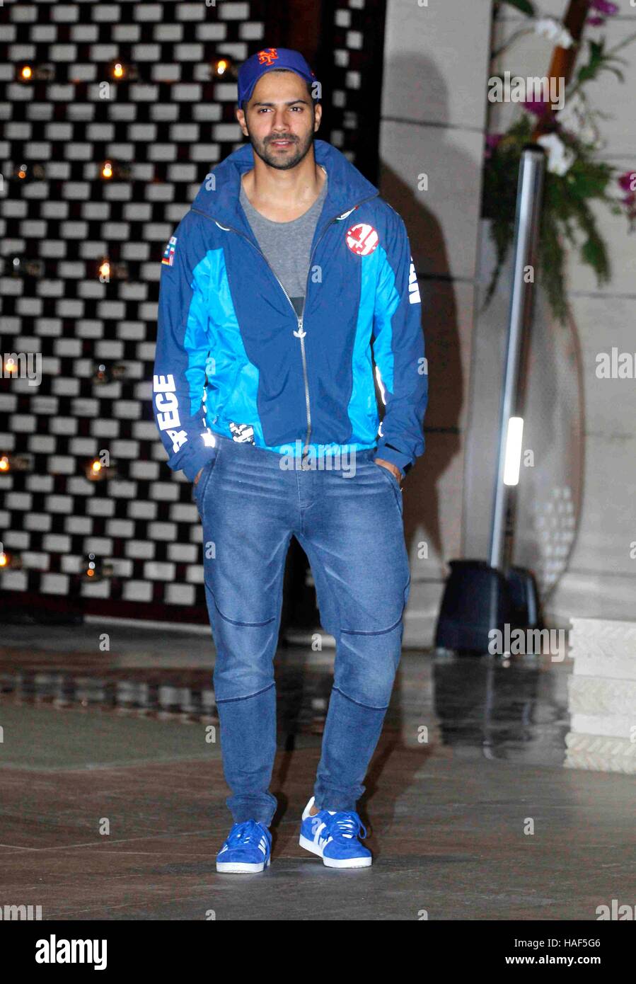 Bollywood-Schauspieler Varun Dhawan kommt bei industriellen Mukesh Ambani Residenz Antilia Treffen der Clubbesitzer ISL Mumbai Stockfoto