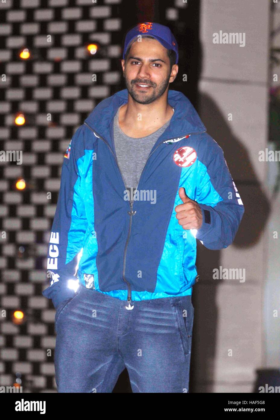 Bollywood Schauspieler Varun Dhawan kommt an industrielle Mukesh Ambani residence Antilia Treffen der Club Besitzer ISL Mumbai Indien - Stockfoto