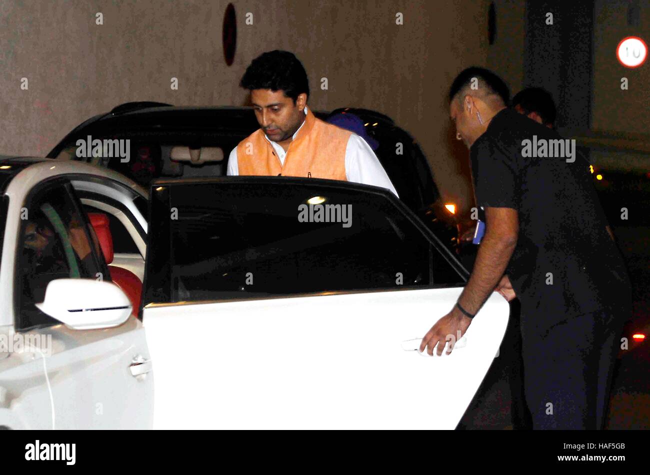 Bollywood-Schauspieler Abhishek Bachchan kommt industrieller Mukesh Ambani Residenz Antilia treffen Clubbesitzer ISL Mumbai Stockfoto