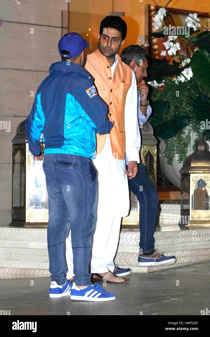 Bollywood-Schauspieler Varun Dhawan Abhishek Bachchan kommt Mukesh Ambanis Residenz Antilia Treffen der Clubbesitzer ISL Mumbai Stockfoto