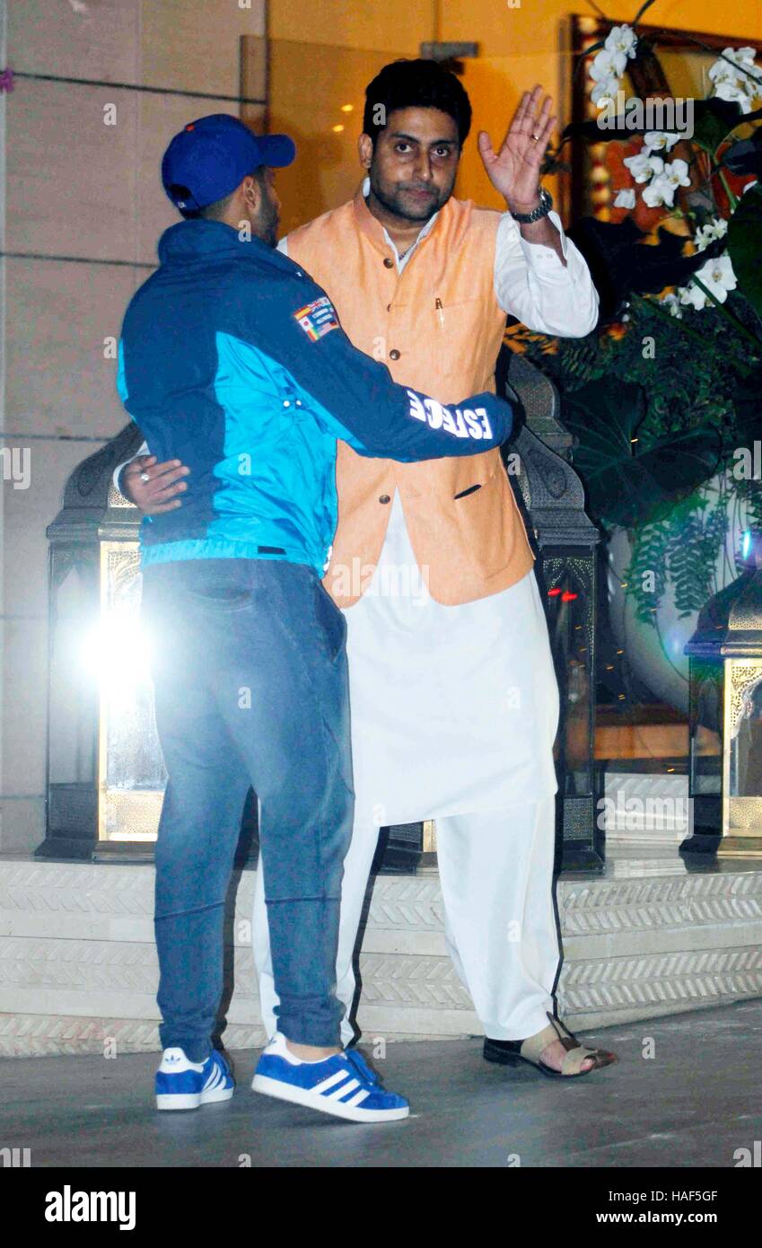 Bollywood-Schauspieler Varun Dhawan Abhishek Bachchan kommt Mukesh Ambanis Residenz Antilia treffen Clubbesitzer ISL Mumbai Stockfoto