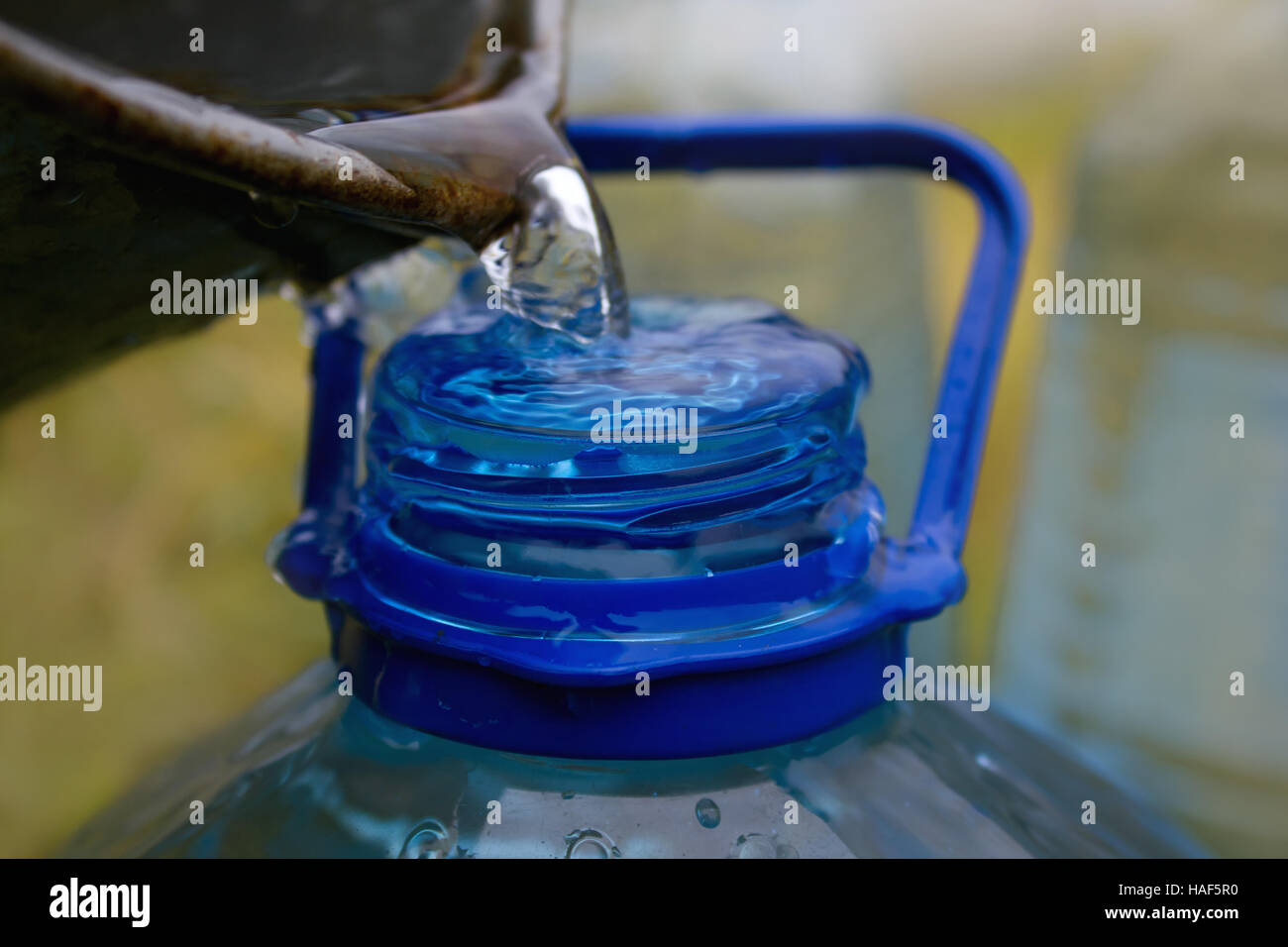 Reines Wasser gegossen, in einer Plastikflasche Stockfoto