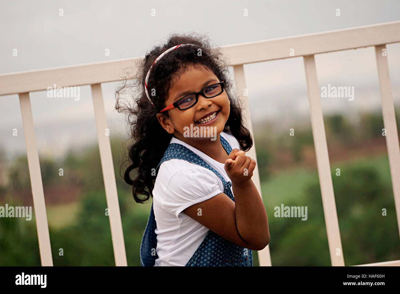 Kleines Mädchen zeigen ihre Finger und Lachen, Pune, Maharashtra. Stockfoto