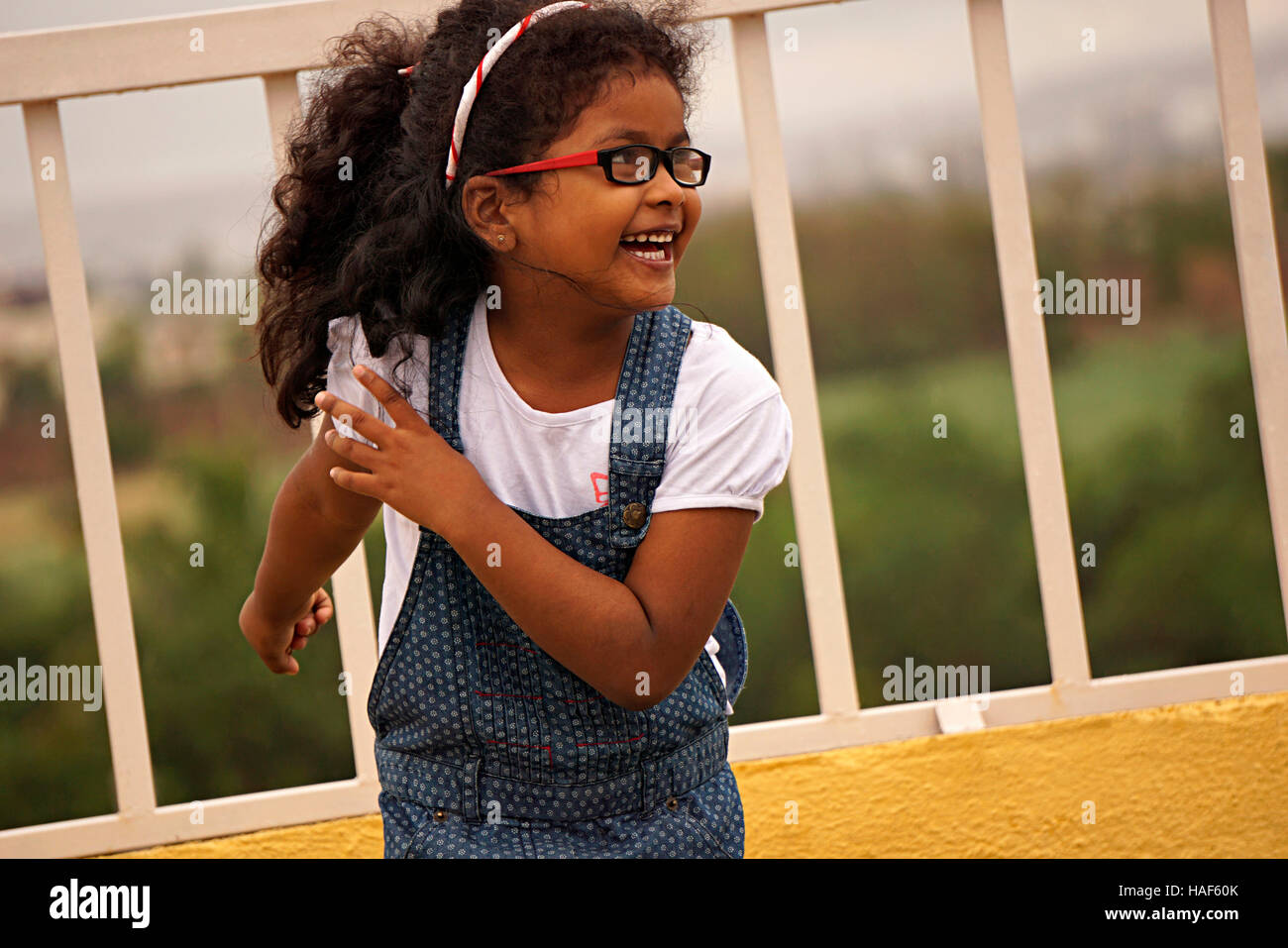 Kleines Mädchen glücklich und Lachen, Pune, Maharashtra. Stockfoto