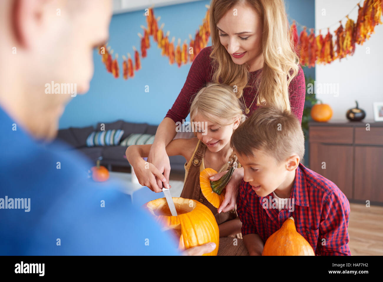 Familie arbeiten an Halloween Kürbisse Stockfoto