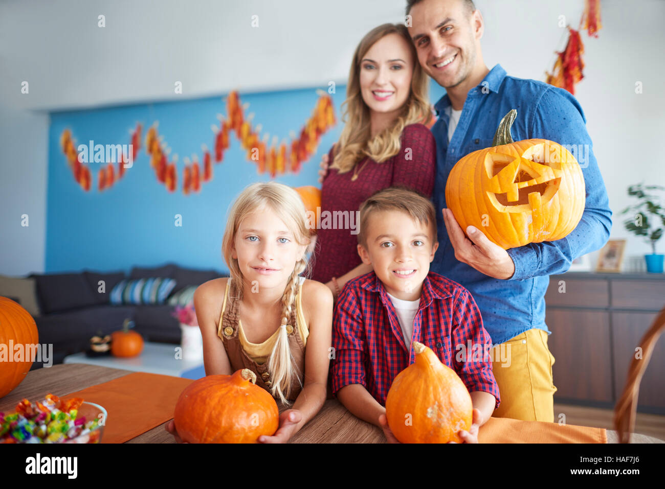 Feiern Halloween mit Familie zu Hause Stockfoto