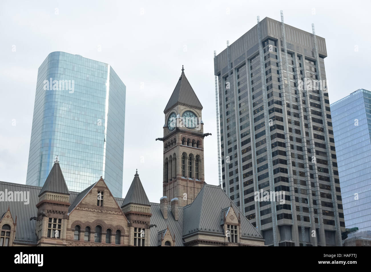 Altes Rathaus-Turmuhr und Wolkenkratzer in der Innenstadt von Toronto Stockfoto