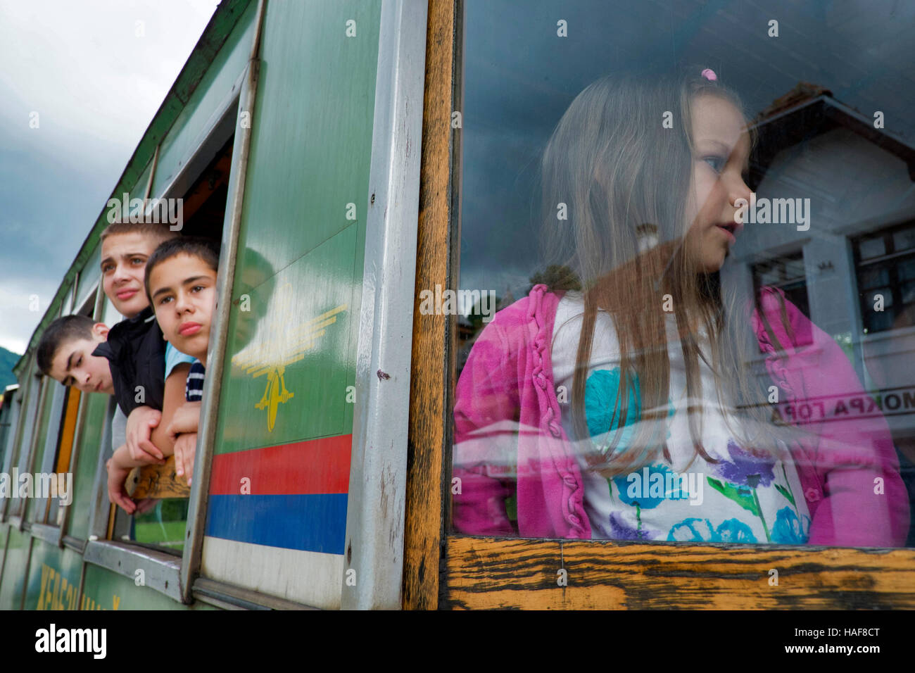 Kinder, die in touristischen interessiert Zug Reisen in Mokra Gora Region Serbiens wo Emir Kusturica gedreht ist. Stockfoto