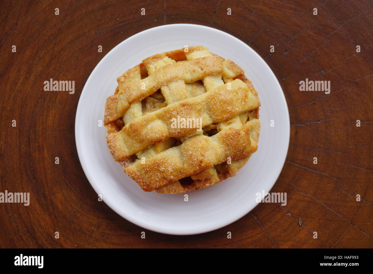 Mini-Apfelkuchen mit Gitter obere Kruste Stockfoto