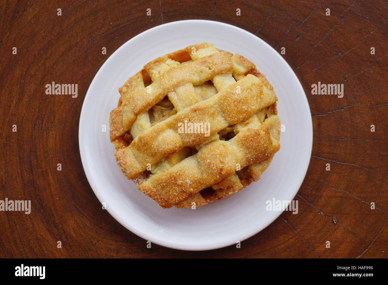 Mini-Apfelkuchen mit Gitter obere Kruste Stockfoto